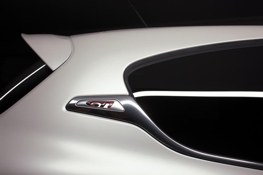  Peugeot 208 GTi 2012 года  (фото 13 из 32)